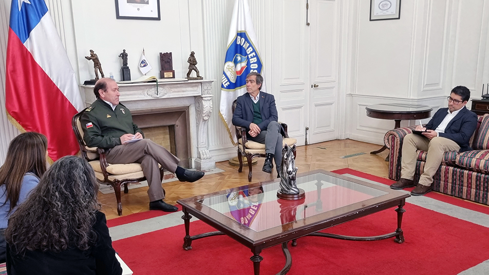 Bomberos de Chile y Corma trabajan en la aplicación del convenio de cooperación