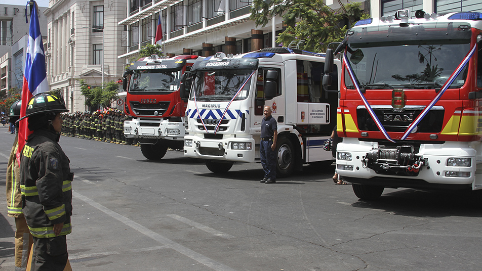 Gobernador de Antofagasta compromete recursos para el proyecto más importante de la región con Bomberos