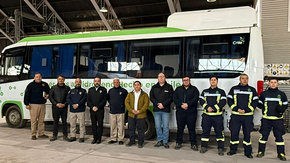 Bomberos de Chile visitó el primer bus fabricado con hidrógeno