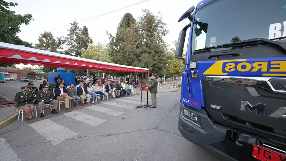 Entrega de carros a los Cuerpos de Bomberos de San Fernando y Requínoa