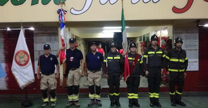 En Perú condecoran dos estandartes del Cuerpo de Bomberos de Iquique 