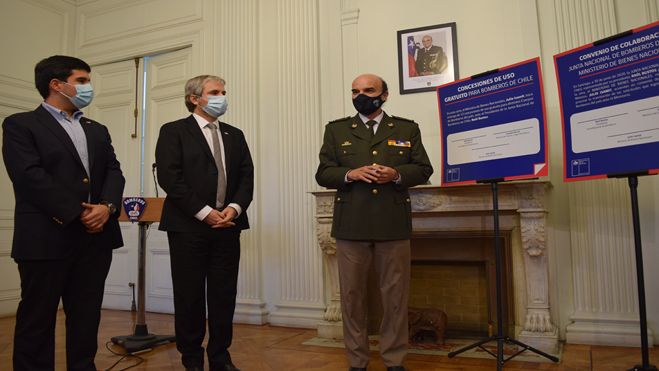Ministerio de Bienes Nacionales firmó convenio para priorizar concesiones gratuitas para Bomberos de Chile