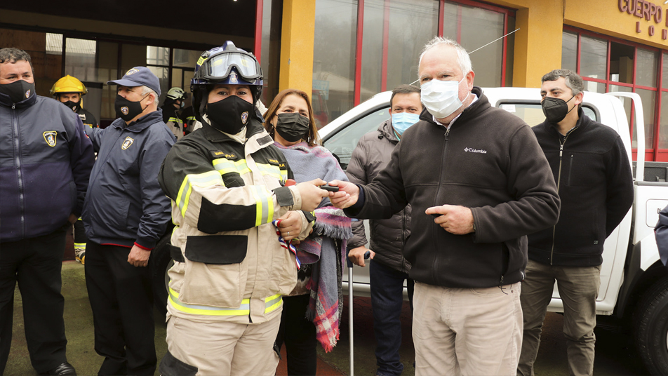 Bomberos de Longaví reciben tres camionetas 4×4 de parte del municipio