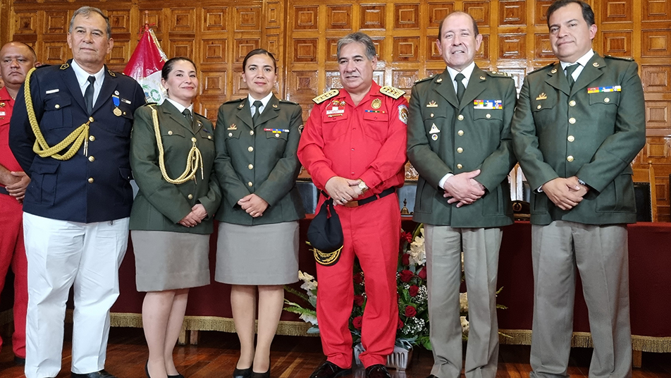 Con presencia de autoridades chilenas, Bomberos voluntarios del Perú invistió a su nuevo Comandante