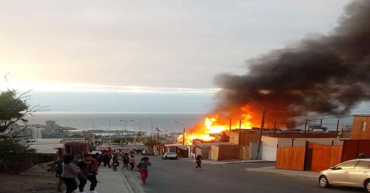 Más de 100 bomberos trabajaron en incendio que afectó a cuatro viviendas en Antofagasta