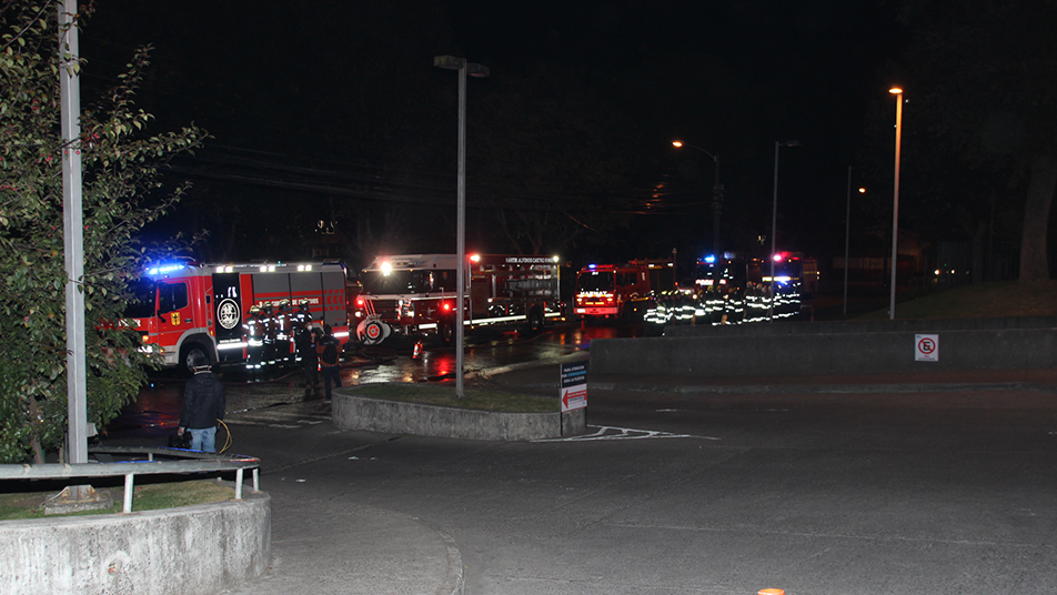 Cuerpo de Bomberos de Temuco rindió homenaje a los trabajadores de la salud