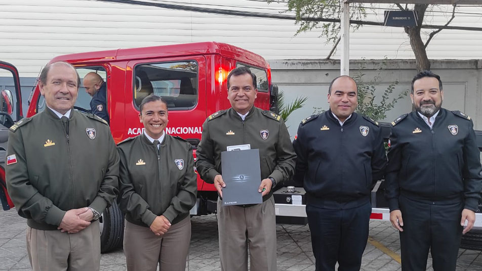 Academia Nacional entrega moderno camión para simulador de fuego en vehículo y uniformes a sus Instructores