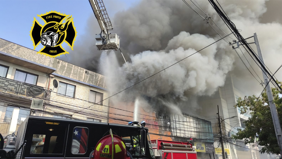 8 Cuerpos de Bomberos y casi 30 unidades se encuentran trabajando en incendio en San Bernardo