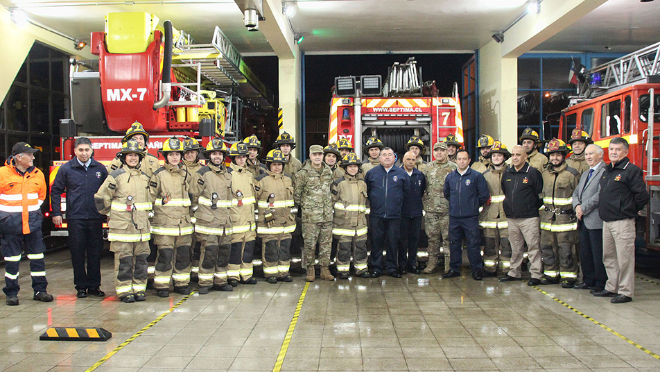 Jefe de la Defensa Nacional en La Araucanía se reunió con Bomberos Temuco