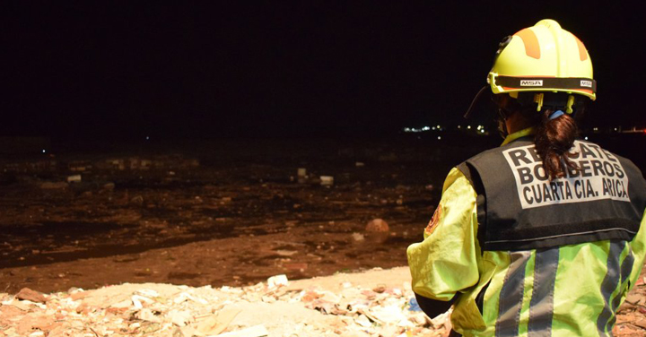 Bomberos de las regiones de Arica y Parinacota y de Antofagasta trabajan en frente de mal tiempo que afecta al norte 