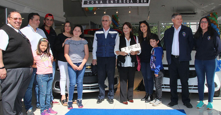 Ganadoras de la Rifa de Bomberos de Temuco recibieron sus automóviles   