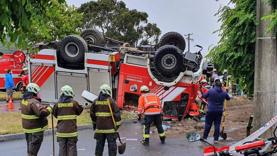 Bomberos de Talcahuano se refiere a volcamiento de carro bomba ocurrido tras dirigirse a emergencia 