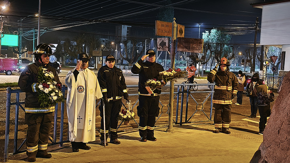 Bomberos de Pitrufquén recibió el saludo de Carabineros de Chile