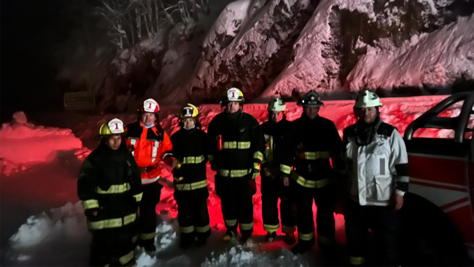 Bomberos de Curarrehue y Pucón junto a Carabineros rescatan a cerca de 100 personas