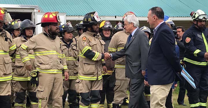 Presidente Sebastián Piñera se reúne con bomberos que apoyan abastecimiento de aeronaves en Cochrane