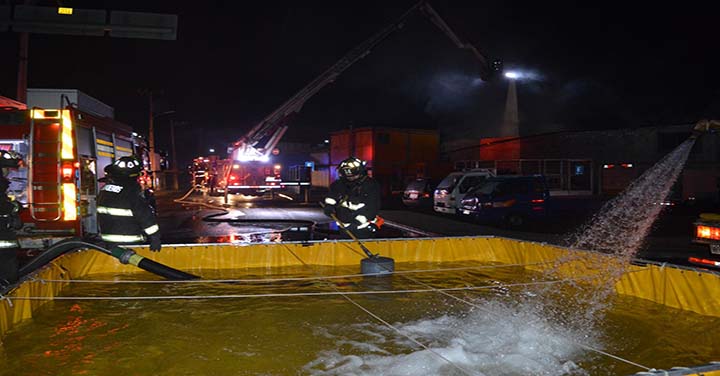 Incendio consumió galpón de ropa al interior de Zofri 