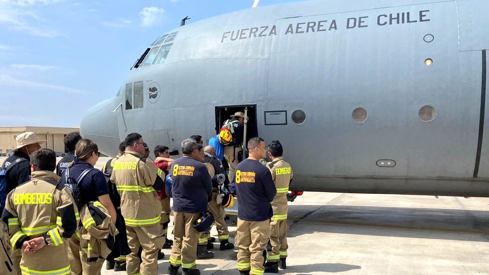 Gracias al apoyo de la Fuerza Aérea, Bomberos de la zona norte se movilizan al lugar de los Incendios Forestales