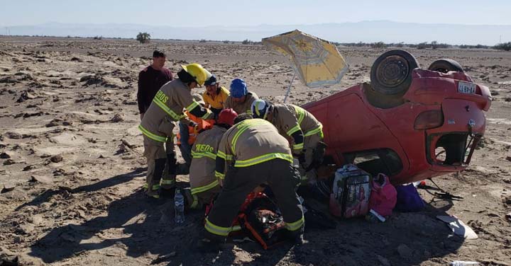 Volcamiento con una fallecida y un incendio movilizaron a Bomberos de Pozo Almonte 