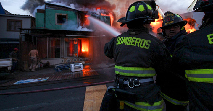 Bomberos de Iquique trabajó en incendio que afectó a seis viviendas