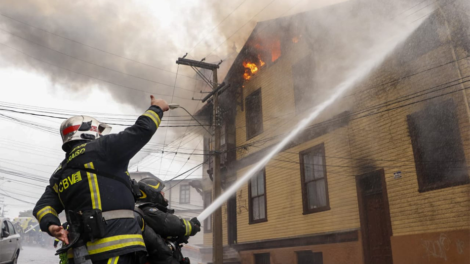 Bomberos de Valparaíso y Viña controlan incendio en hogar de ancianos