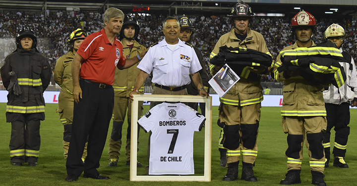 “Emocionante y Gratificante” homenaje de Colo Colo a Bomberos de Chile