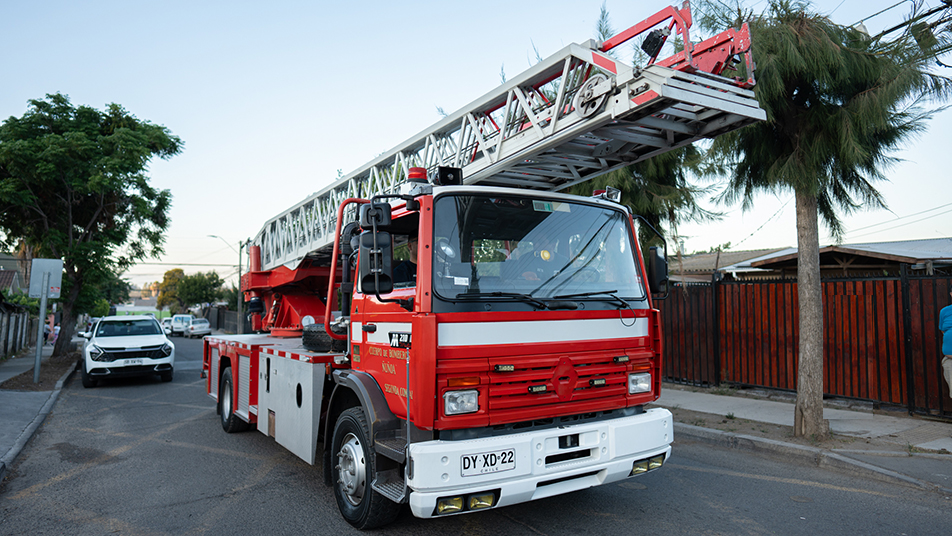 Segunda Compañía de Bomberos de Melipilla recibió nueva escala telescópica 