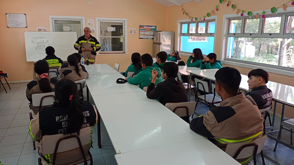 Bomberos de Pitrufquén realizó capacitación y charla a Brigadas Juveniles