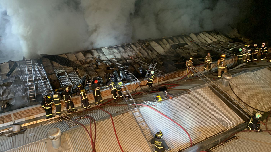 Incendio en bodega de telas en Independencia deja a tres Bomberos lesionados de diversa consideración