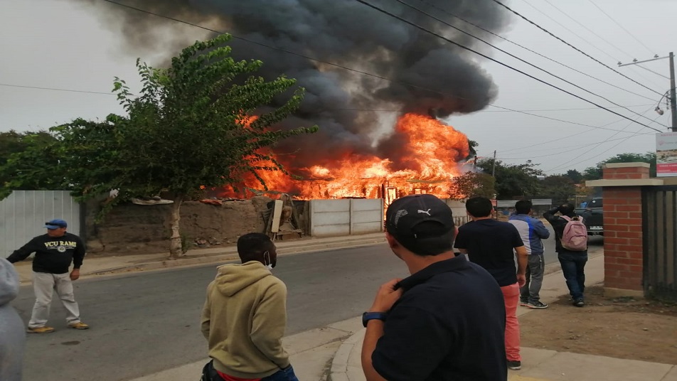 Incendio destruye casa y deja una persona fallecida en Calle Larga 