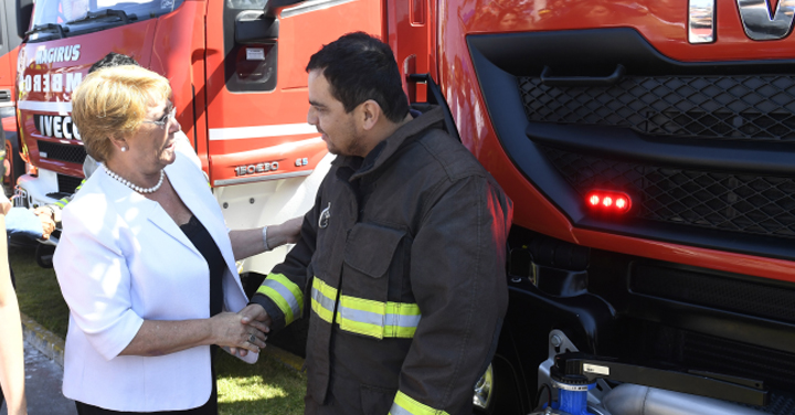 Presidenta Bachelet entrega 15 carros bomba a Cuerpos de Bomberos de Iquique