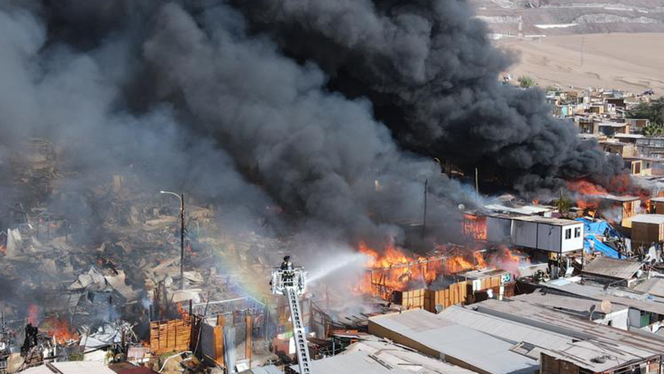 Cinco Cuerpos de Bomberos trabajaron para controlar incendio en campamento Laguna Verde de Iquique 