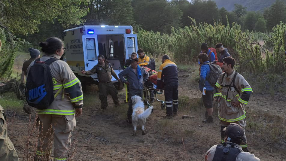 Bomberos de Lonquimay trabajó por horas para rescatar a mujer accidentada en la cordillera