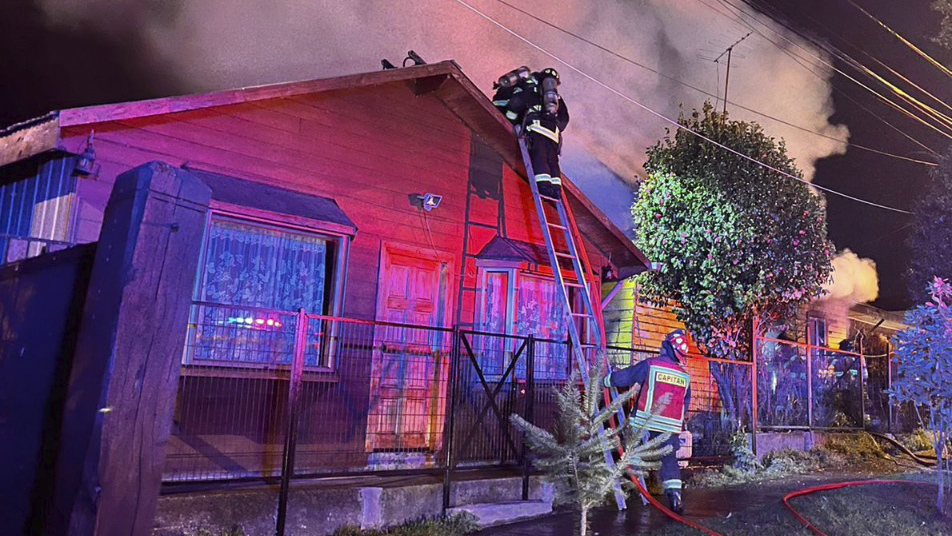 Bomberos de Villarrica trabajaron en dos alarmas de incendio casi simultaneas