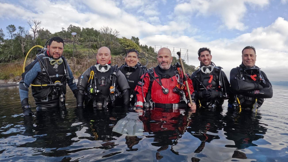 Bomberos de Curarrehue aprueban curso de buceo