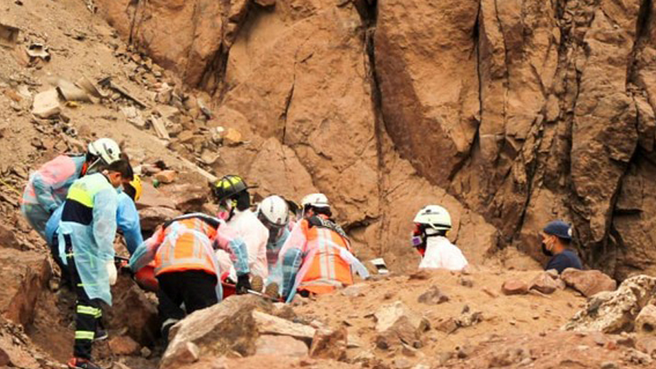 Bomberos de Iquique rescató hombre que sufre rodada en el sector norte de la ciudad