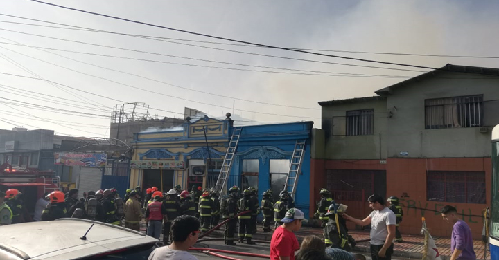 Incendio afectó tres inmuebles en pleno centro de Antofagasta