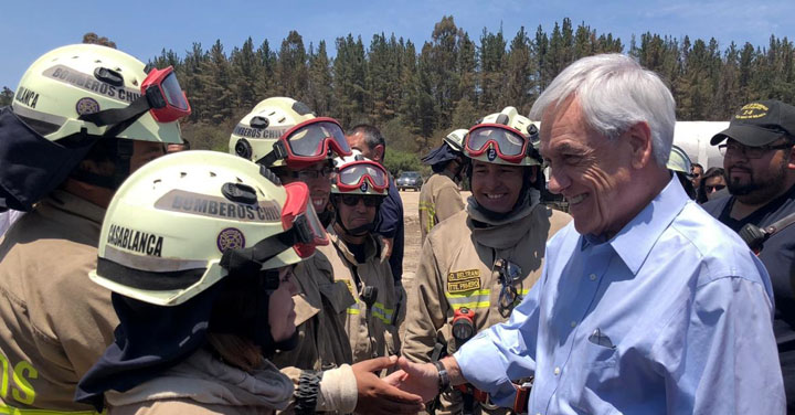 Presidente de la República visitó puesto de comando por incendios forestales en Valparaíso