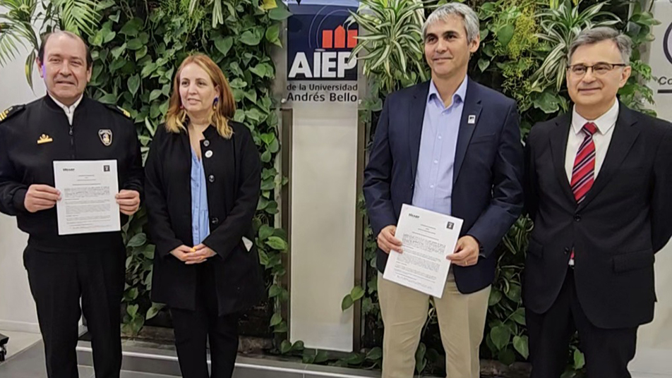 Bomberos de Chile e Instituto Profesional AIEP firman convenio de colaboración