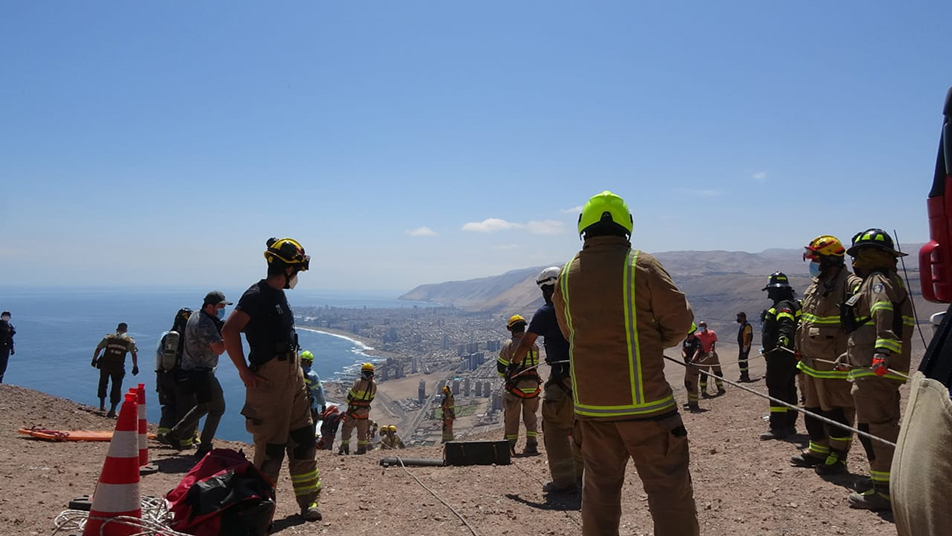 Iquique: Intenso operativo de bomberos por desbarrancamiento de vehículo