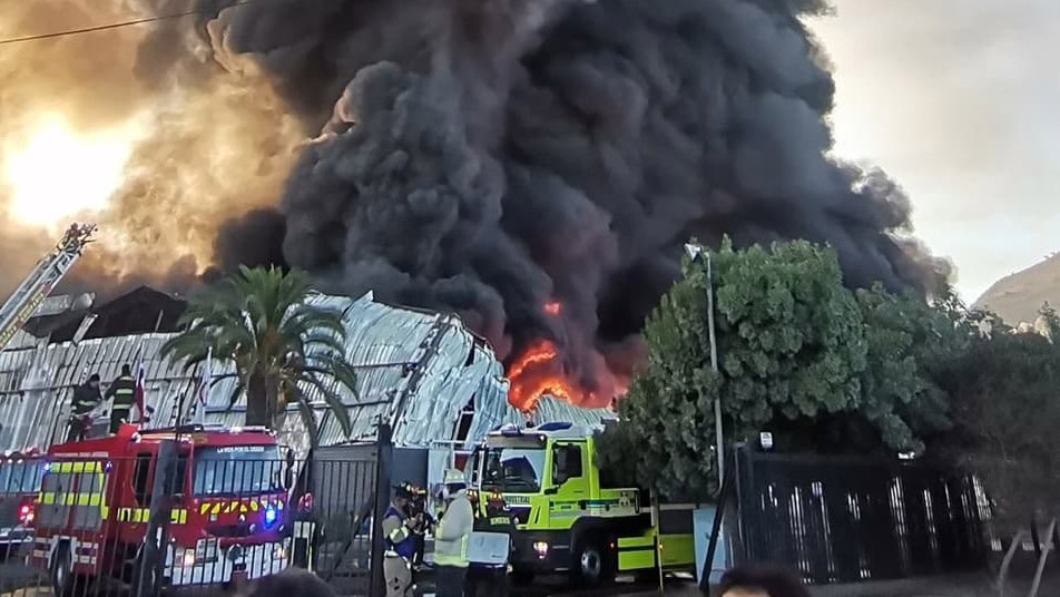 Gran incendio en zona industrial de Quilicura