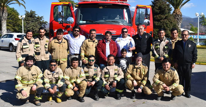 Bomberos de San Pedro de Melipilla y Villa Alhué recibieron nuevos carros bomba