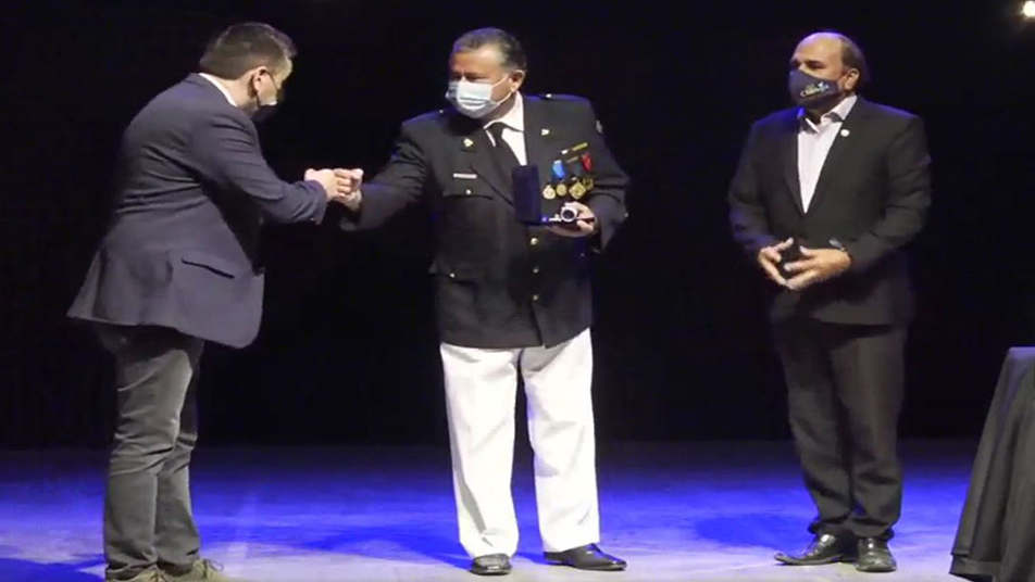 Ex Comandante del Cuerpo de Bomberos de Arica recibe Medalla al Mérito Municipal