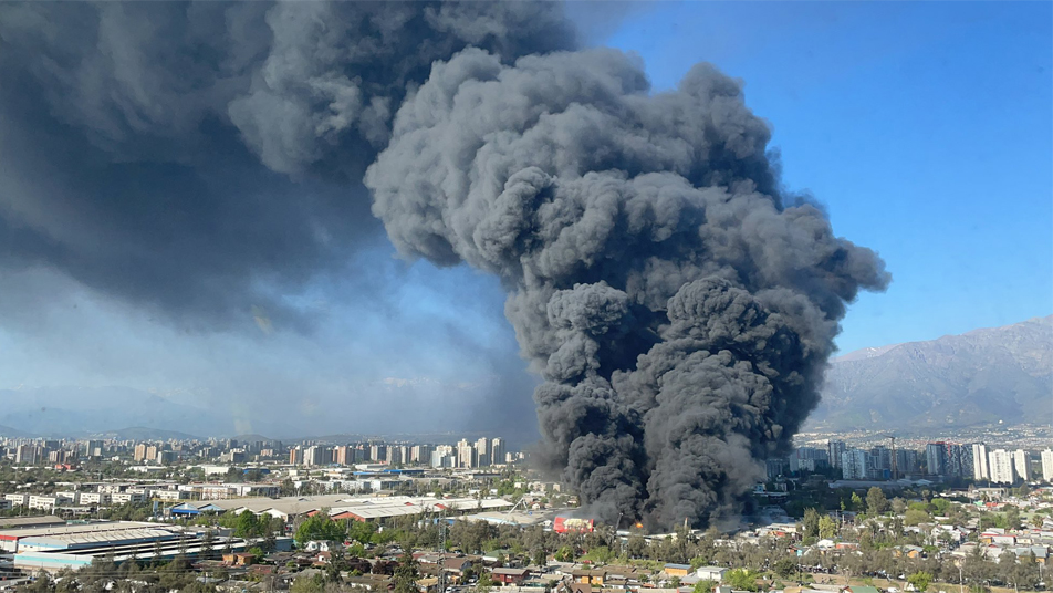 Incendio afecta a fábricas en comuna de Macul