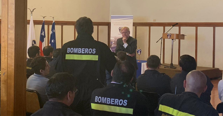 Profesor Mario Banderas dictó charla sobre ética bomberil a Instructores ANB en Magallanes