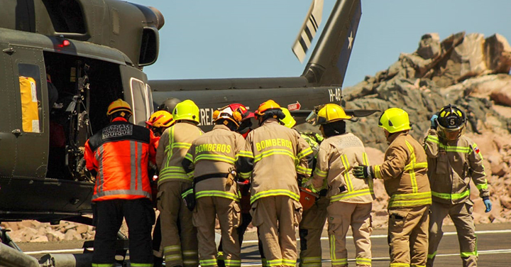 Bomberos de Iquique trabajó en volcamiento de alta energía en ruta costera