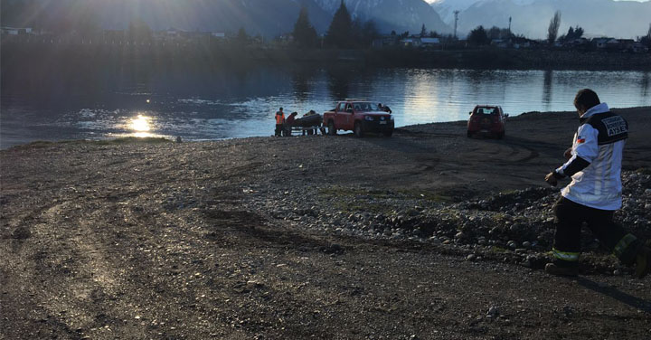 Bomberos rescatan con vida a persona que se lanzó a las aguas del Río Aysén