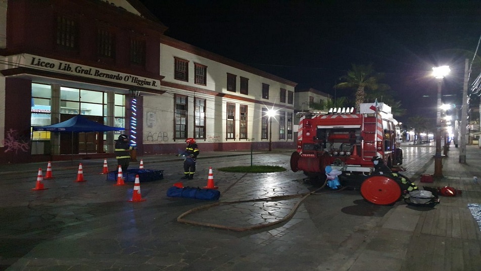 Bomberos apoyó en sanitización del liceo A-7 de Iquique 