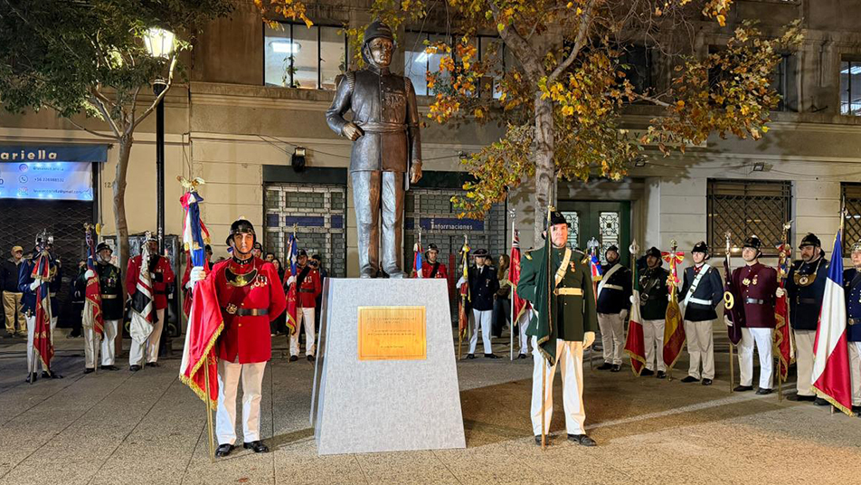 Cuerpo de Bomberos de Santiago devela escultura en homenaje a Alfredo Santa María en Paseo Bulnes