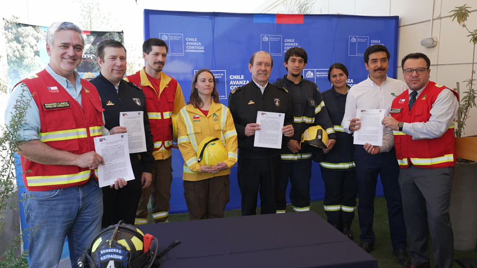 Bomberos de Chile y CONAF firman protocolo para fortalecer la respuesta ante incendios forestales