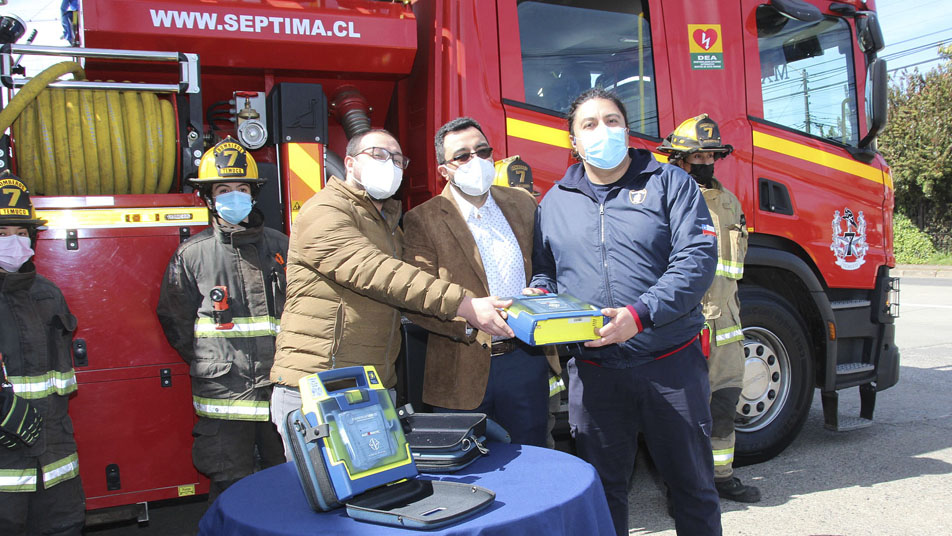 Donan dos desfibriladores al Cuerpo de Bomberos de Temuco